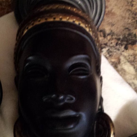 Beautiful vintage Chalkware African Ladies made in Canada by Devonware - Picture 2 of 7